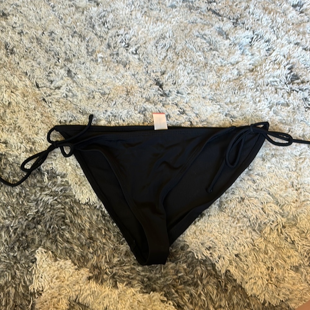 Black swim bottoms. Size 3-5